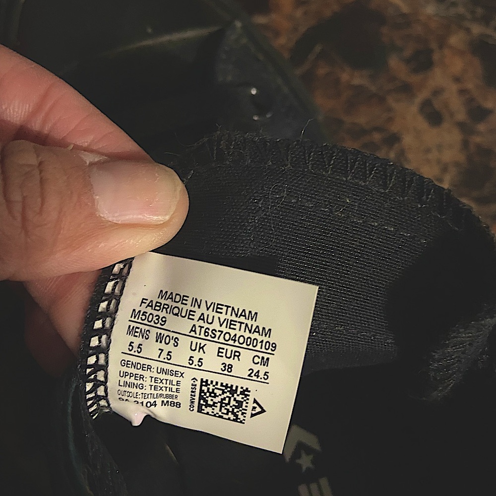 Woman’s 7.5 Black Converse